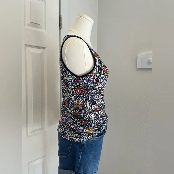 Floral Patterned Sleeveless Top - Picture 3 of 5